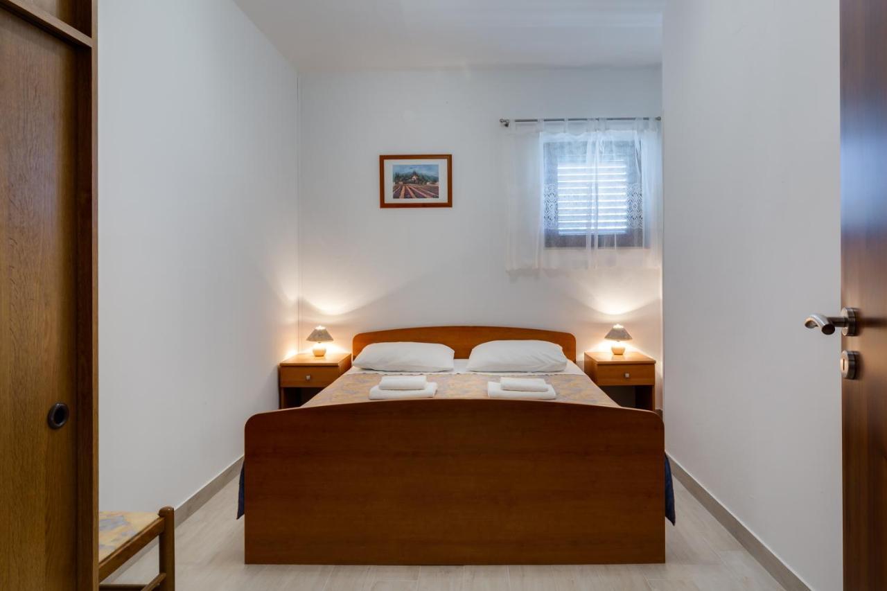 Family Friendly Seaside Apartments Kozino, Zadar - 5756 Petrcane Buitenkant foto