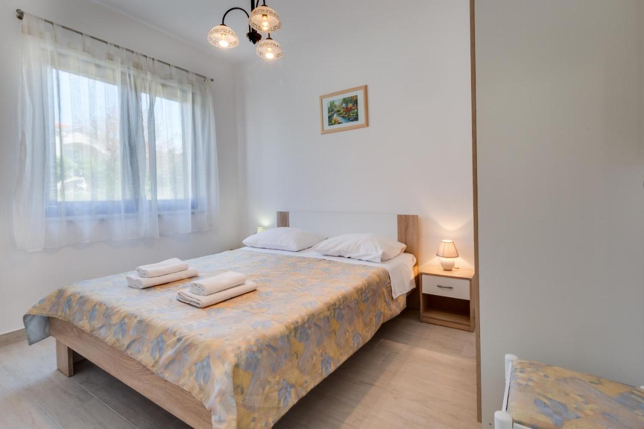 Family Friendly Seaside Apartments Kozino, Zadar - 5756 Petrcane Buitenkant foto