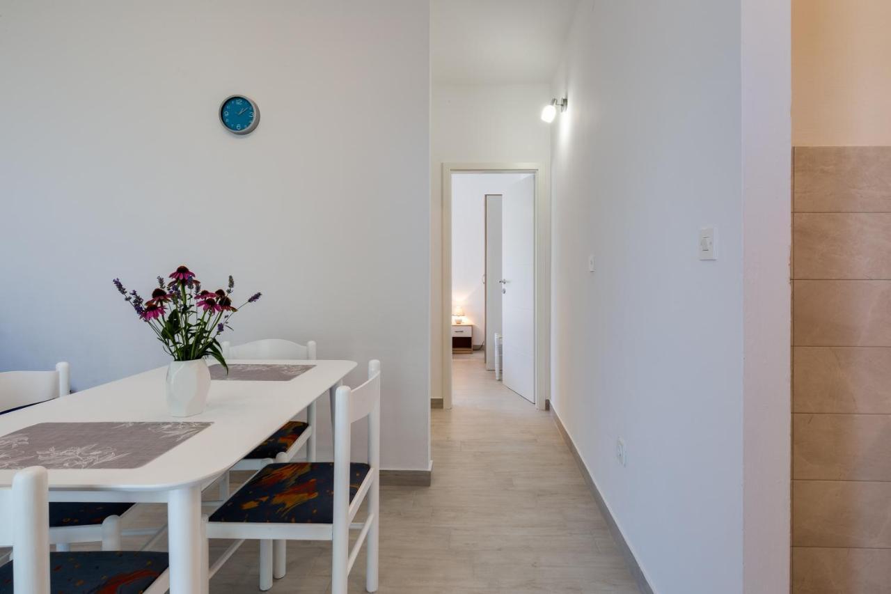 Family Friendly Seaside Apartments Kozino, Zadar - 5756 Petrcane Buitenkant foto