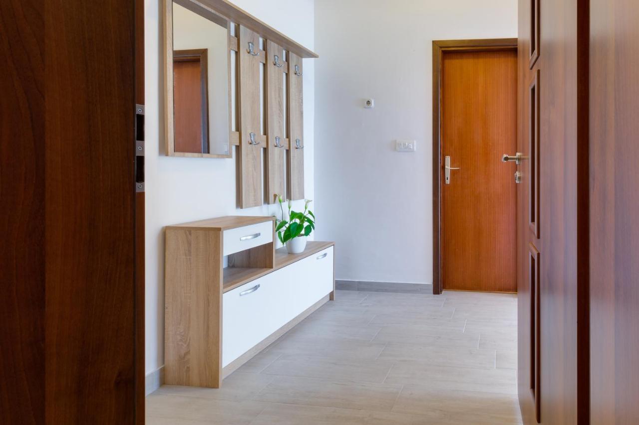 Family Friendly Seaside Apartments Kozino, Zadar - 5756 Petrcane Buitenkant foto