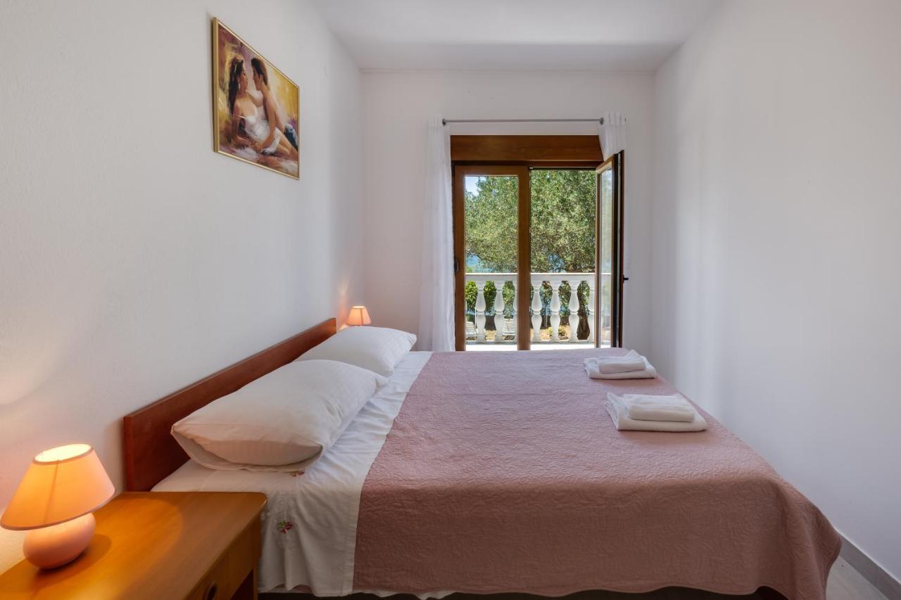 Family Friendly Seaside Apartments Kozino, Zadar - 5756 Petrcane Buitenkant foto